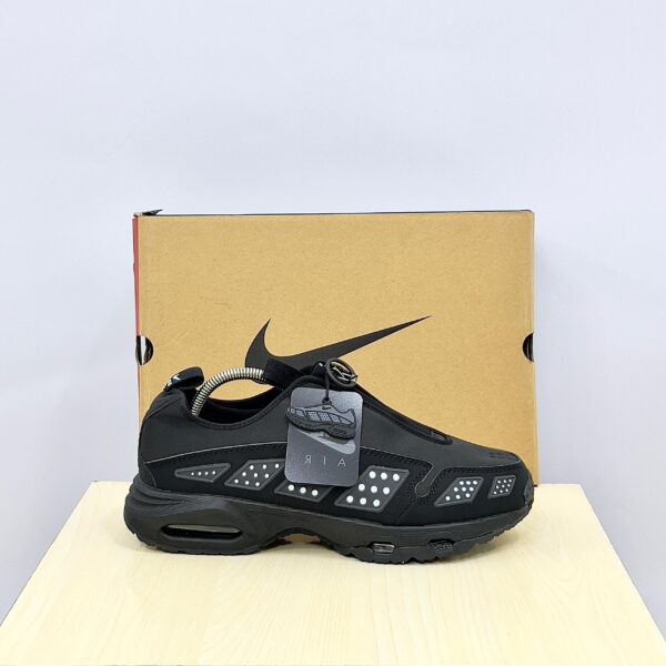 NIKE AIRMAX SUNDER “BLACK/METALLIC SILVER” - Image 3