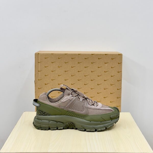 NIKE ZOOM VOMERO 5 “MEDIUM OLIVE” - Image 4