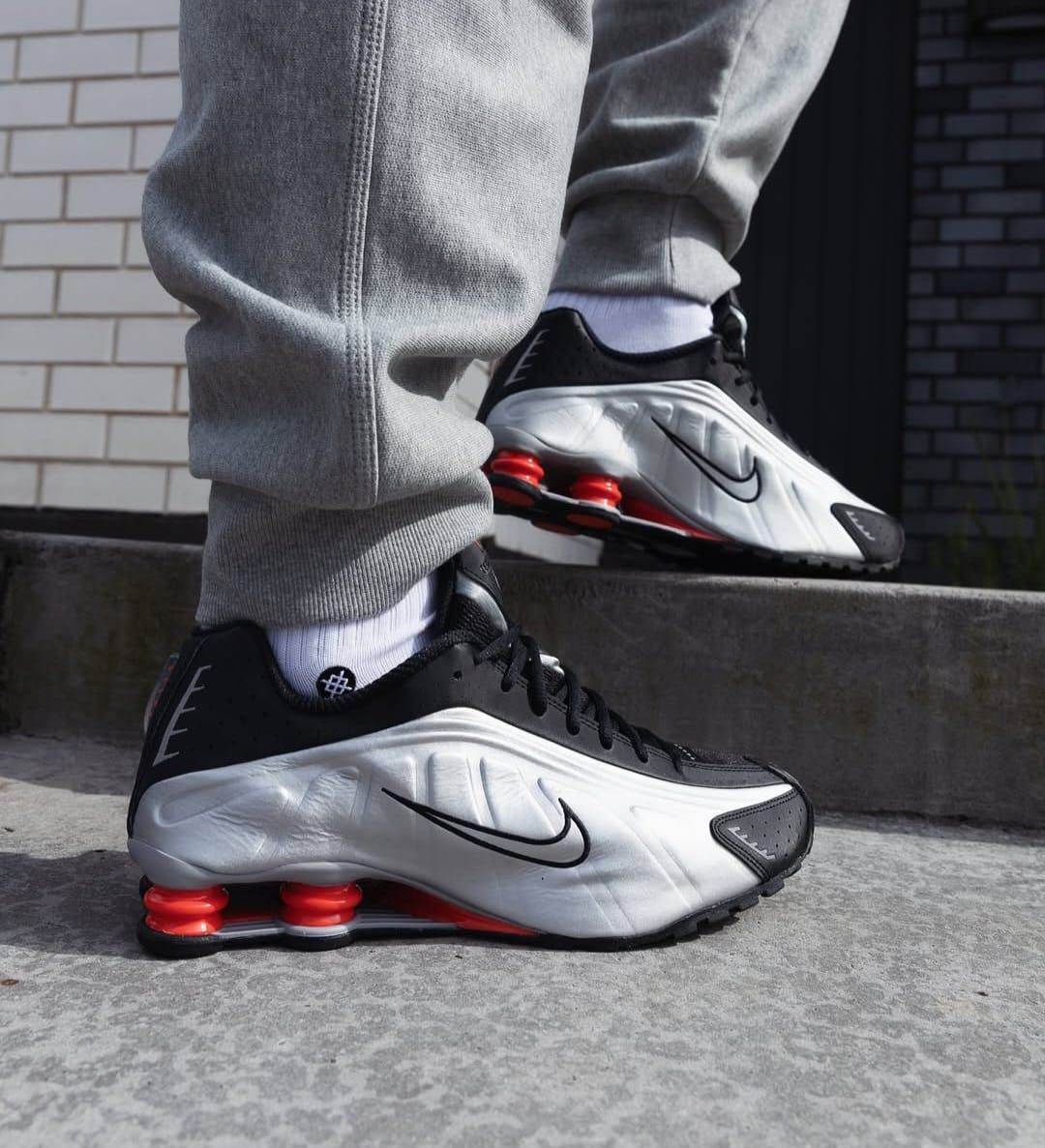 NIKE SHOX R4 “BLACK METALLIC SILVER” - Image 4