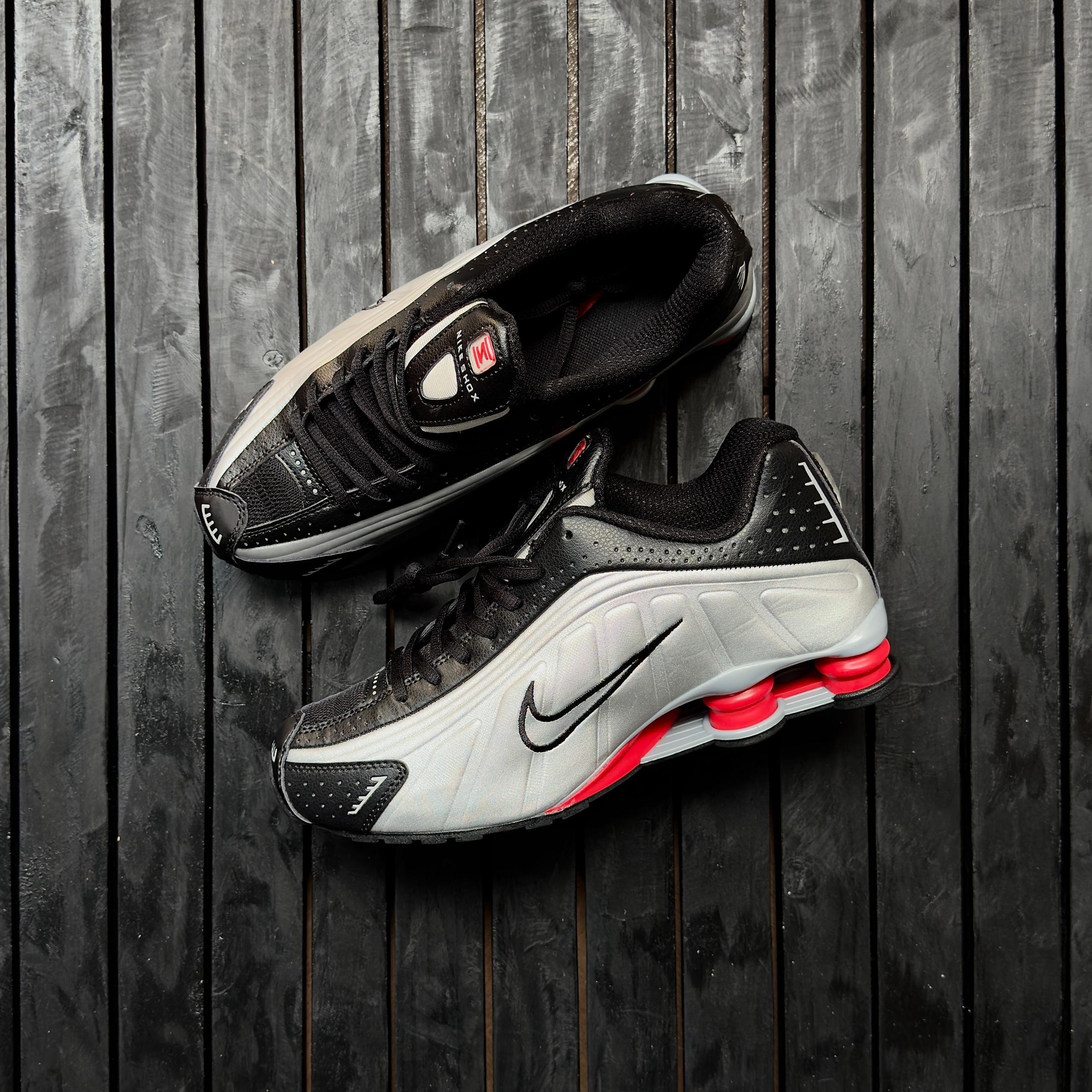 NIKE SHOX R4 “BLACK METALLIC SILVER” - Image 3